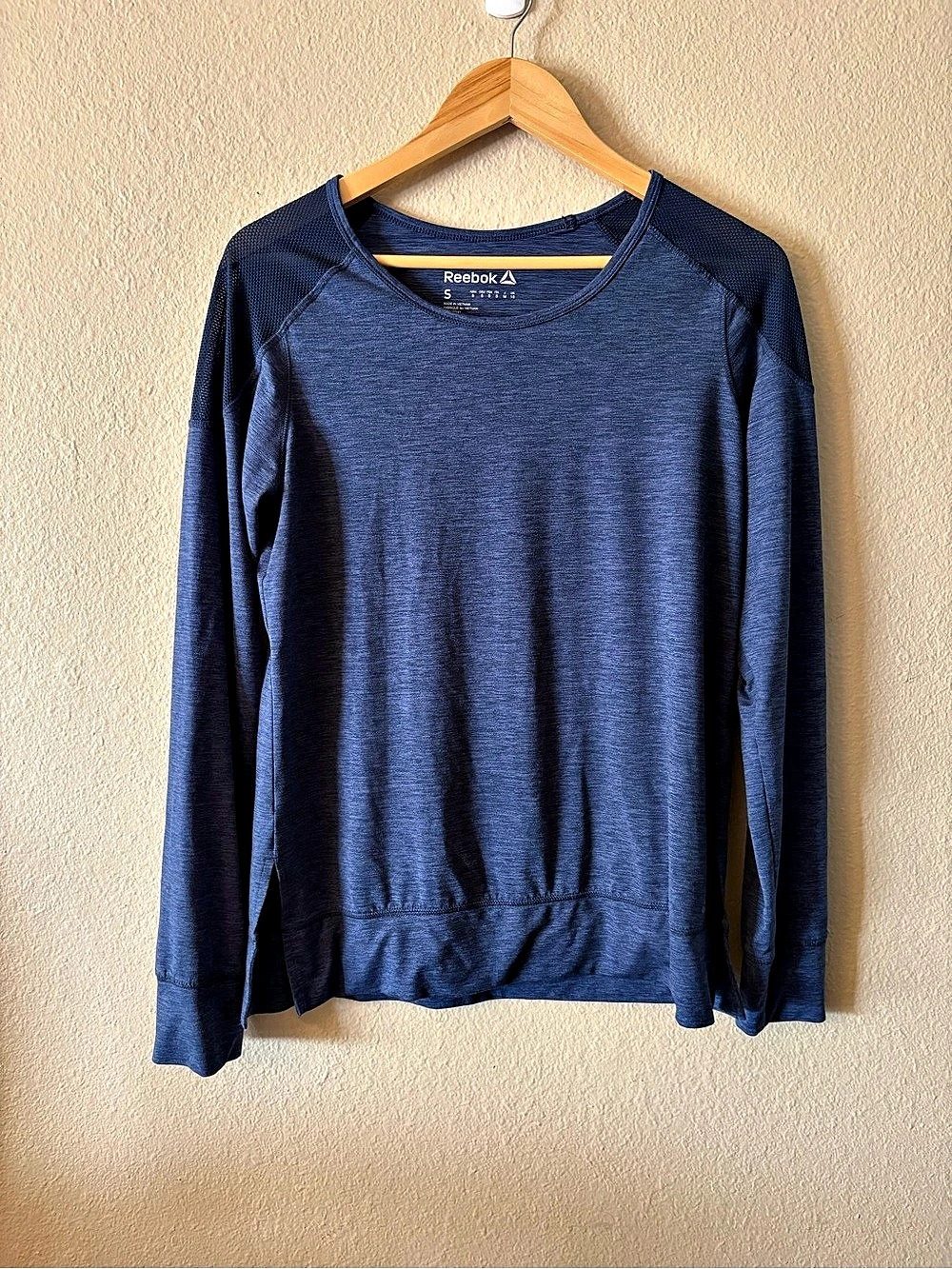 Reebok Women's Long Sleeve Athletic Top Blue Small